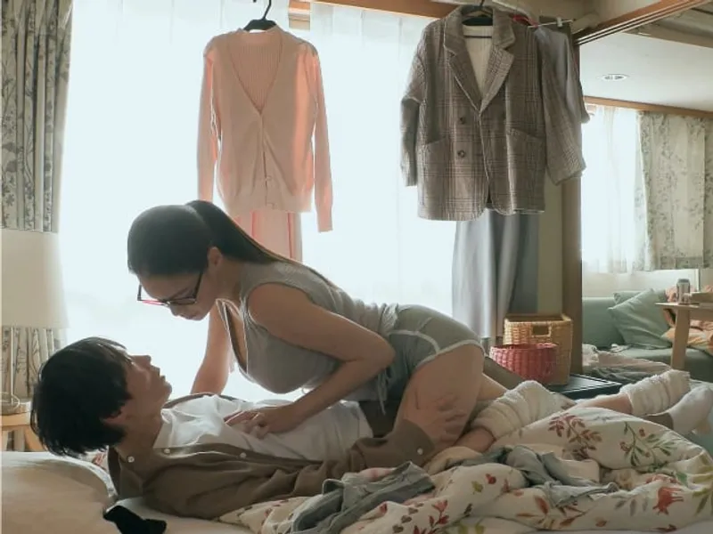 được chị nhà cạnh bên "an ủi" khi em gái đi ngoại tình